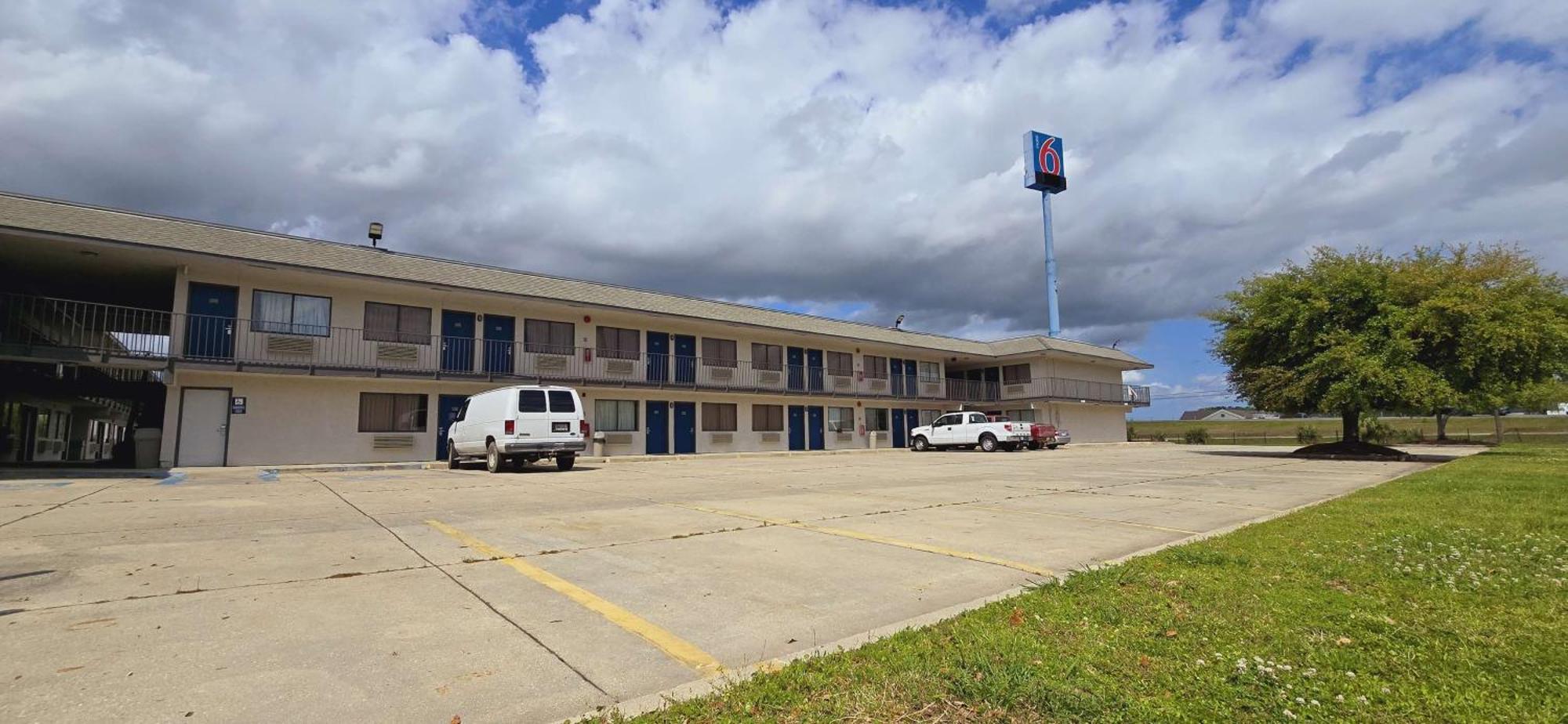 Hotel 6-slidell, La - New Orleans
